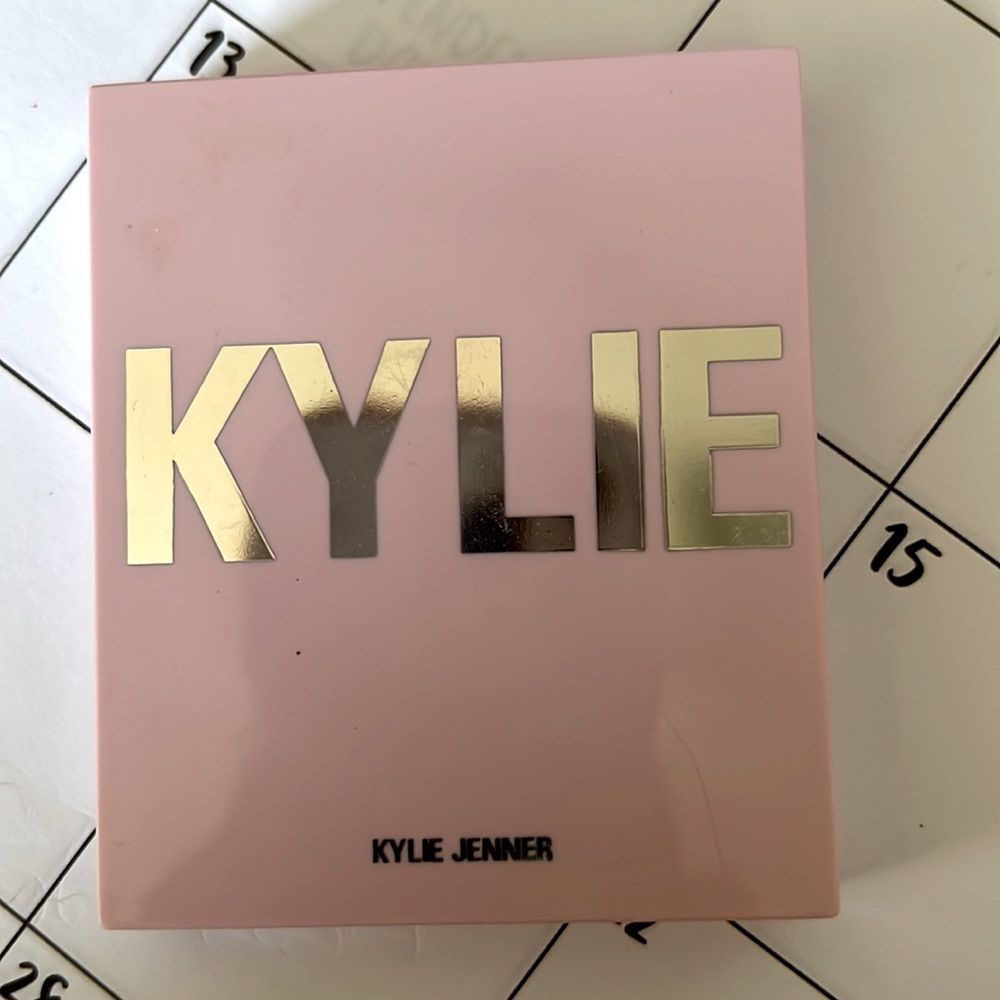 KYLIE Pressed Illuminating Powder